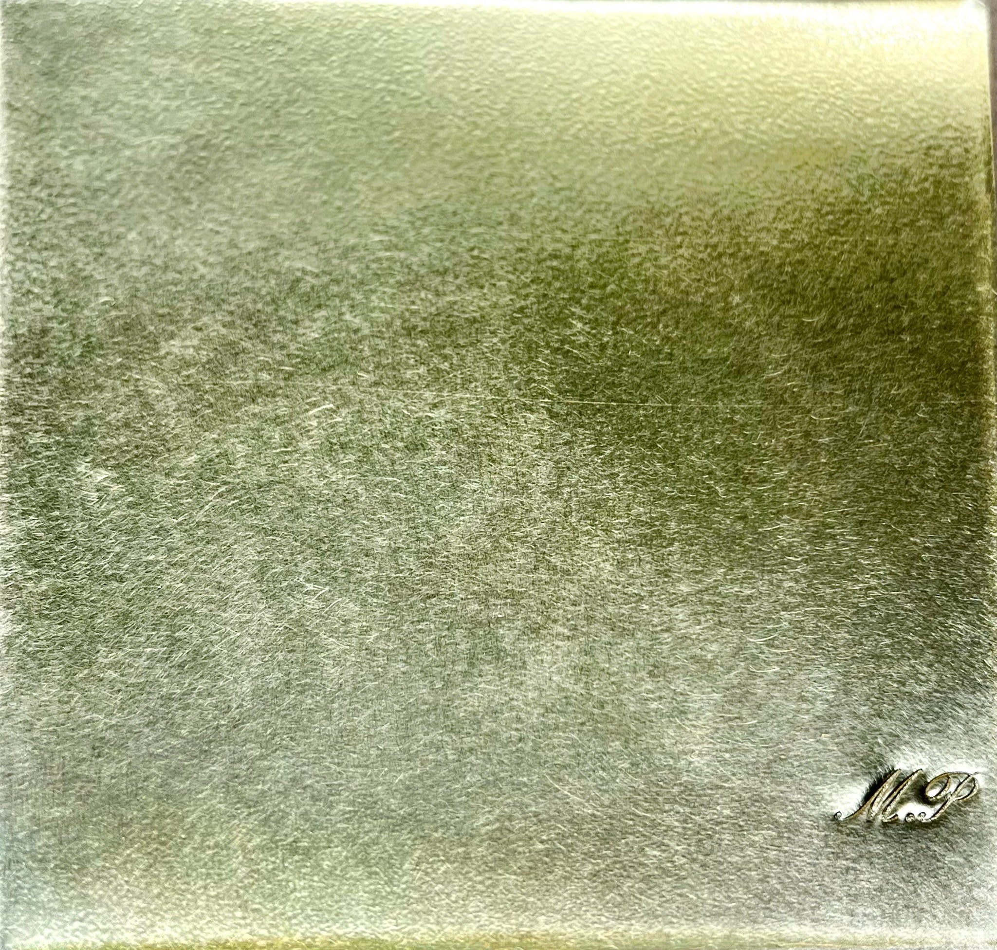 Détail en laiton mat haut de gamme au rendu luxueux pour mobilier et décoration premium